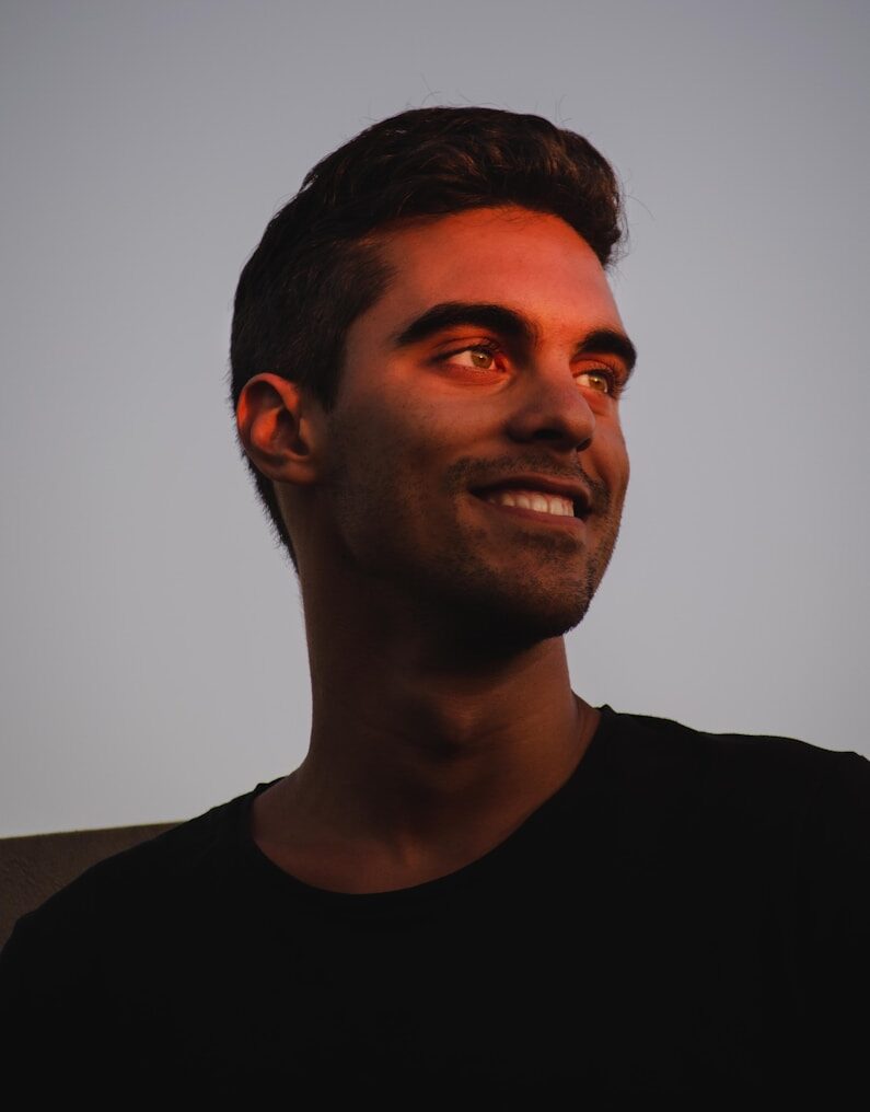 man in black crew neck shirt